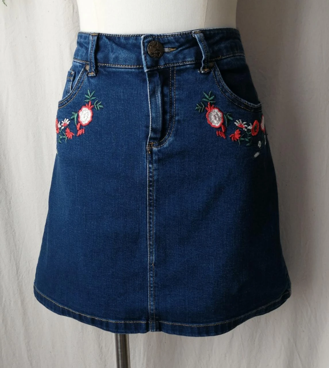 Jupe en jean bleu foncé avec broderies florales "Naf Naf"